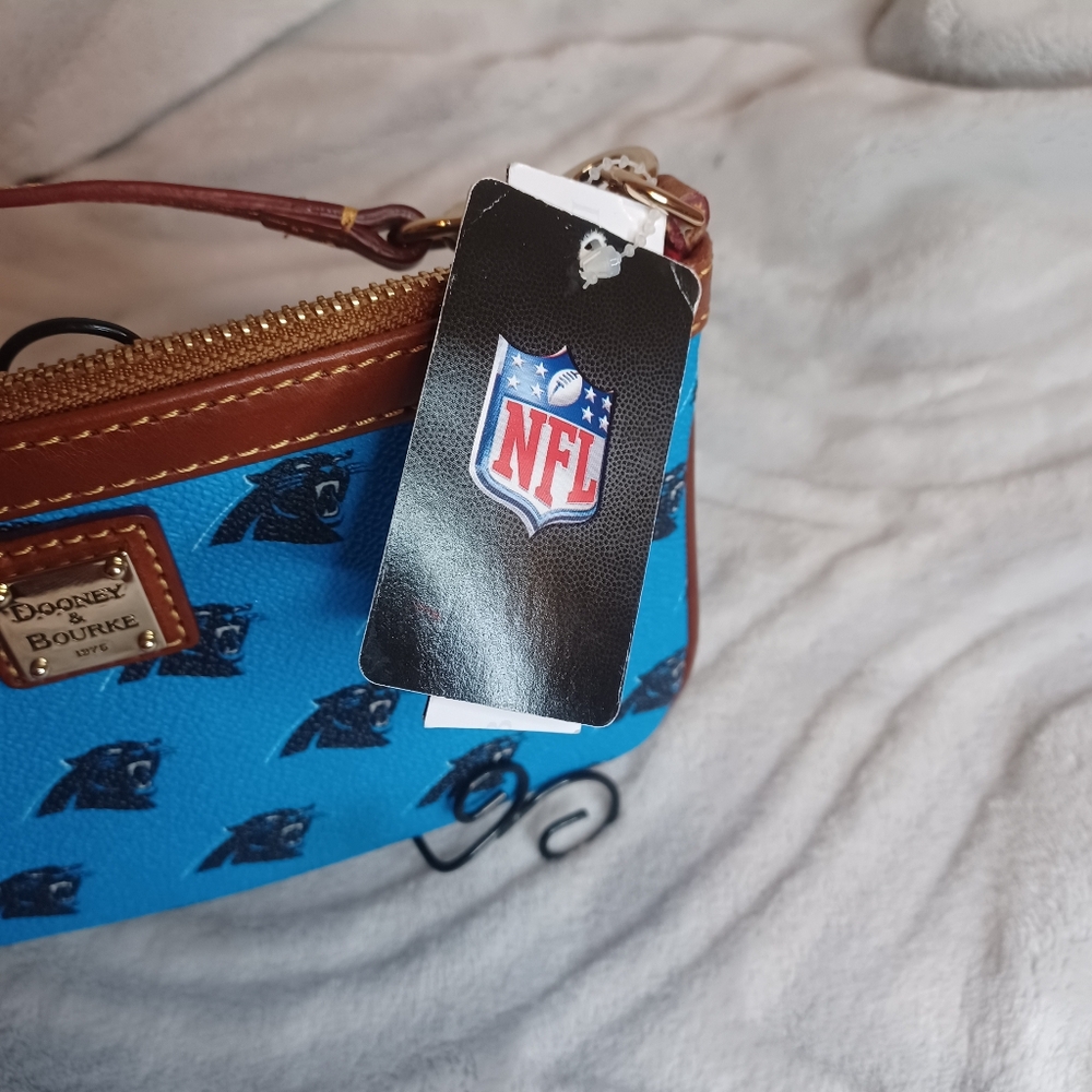 Dooney & Bourke NWT NFL Carolina Panthers Wristlet....NWT 7x4x1 - Picture 3 of 5
